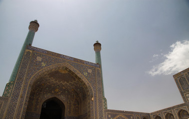 fasada niebieskiego zabytkowego meczetu w iranie na tle niebieskiego nieba - obrazy, fototapety, plakaty