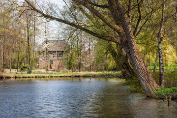 Der untere Mühlenteich in Schermbeck mit Wassermühle