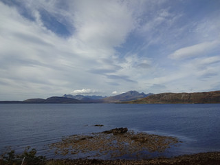 Fototapeta na wymiar Blick in Ord auf der Isle of Skye über die Bucht am Loch Eishort über Glasnakille bis zu den Cuillins