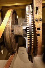 Riemenrad und Zahnrad einer alten Mühle