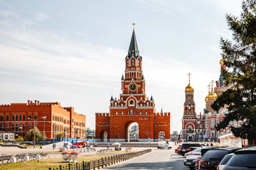 Obraz premium City of Yoshkar-Ola, Republic of Mari El, Russian Federation. August 31, 2018. The Voskresenskaya embankment. Blagoveshchensky (Spasskaya) Tower