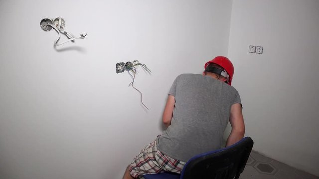 Mad man take wire with bare hand and get electric shock