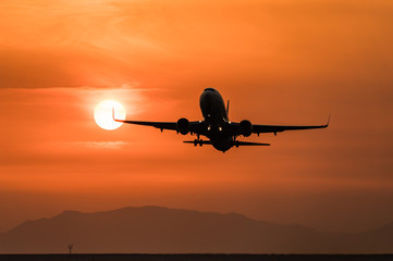 Fototapeta na wymiar 夕陽と飛行機