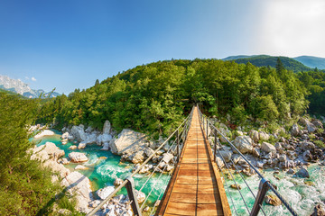 Hängebrücke über einen Fluss in den Bergen, türkieses klares Wasser