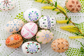 Obraz na płótnie Canvas Painted Easter eggs with a blossom on the desk