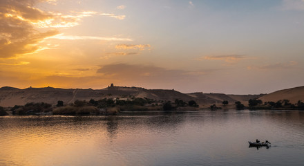 Stimmungsvoller Sonnenuntergang am Nil, Assuan, Wüste, Symetrie, Landschaft, Bäume, Farben