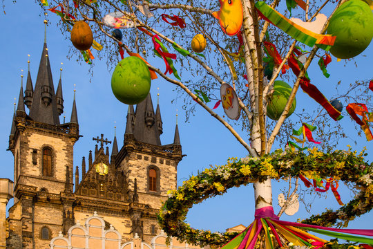  PRAGUE, CZECH REPUBLIC. On April 09, 2019. Easter Tree at the Old Town Square on the background of the Tyn Church in old town of Prague. Traditional easter market.  Happy Easter.