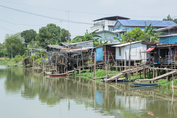 Obraz premium Countryside community beside canal with good natural
