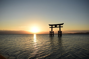 夜明け、日の出、鳥居、琵琶湖