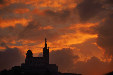 Fototapeta premium coucher de soleil sur Notre Dame de la Garde ( Marseille )