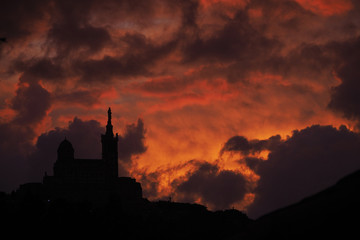coucher de soleil sur Notre Dame de la Garde ( Marseille )