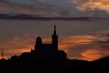 coucher de soleil sur Notre Dame de la Garde ( Marseille )