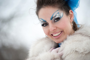 зима модель портрет улыбка лицо глаза шуба зимний пейзаж мода