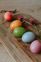 Ostereier auf einem Holzbrett, Feiertag