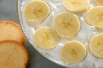 Whipped cream with banana, cookies