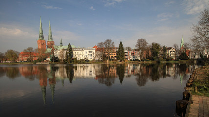 Fototapeta na wymiar Lübeck; Mühlenteich mit Dom