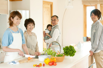 Fototapeta na wymiar キッチンに集まる3世代家族