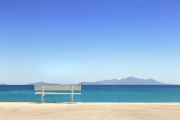 Griechenland blaues Meer, Himmel und weiße Bank