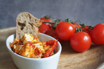Fetakäse-Salat mit Brot und Tomaten