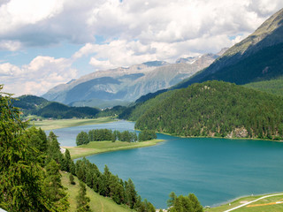 Fototapeta na wymiar Panorama of the lake between the Engadine mountains
