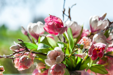 Obraz premium Flower bouquet in front of big window with blue sky background