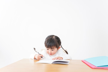 ひとりで勉強をする子ども