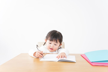 ひとりで勉強をする子ども