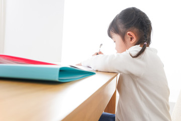 ひとりで勉強をする子ども