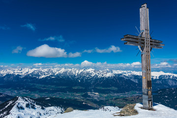 Gipfelkreuz Gilfert mit Blick aufs Inntal