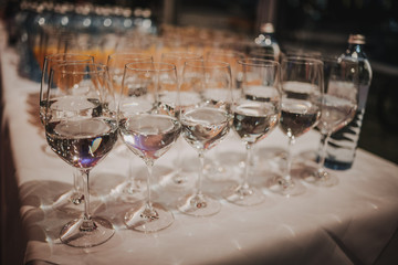 Weingläser auf einem Buffet Veranstaltungsfotografie Veranstaltung Event