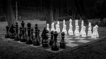 szachy gra plansza czarno białe