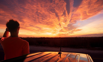 hombre en la ruta al atardecer