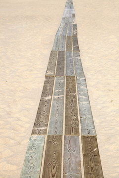 Weg aus Holzbohlen am Strand