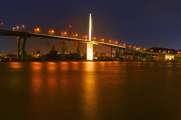 Fototapeta na wymiar Brücke in Fukuoka bei Nacht
