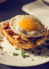 Revuelto gramajo sobre canasta de papas fritas