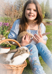 Happy Easter! Piękna dziewczynka bawi się z królikiem we wiosennym wielkanocnym ogrodzie