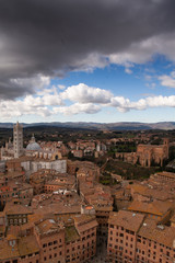 Obraz premium Top view of the famous Italian city of Siena on a cloudy day