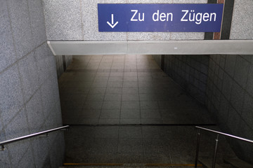 Unterführung an Bahnhof und Hinweisschild zu den Zügen - Stockfoto