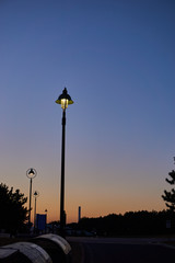 夕焼けに連なる街灯