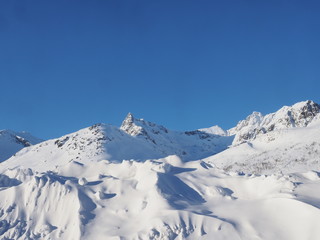 Fototapeta na wymiar Berge Schnee Landschaft blauer Himmel