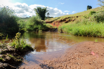 Pequeno lago com águas transparentes