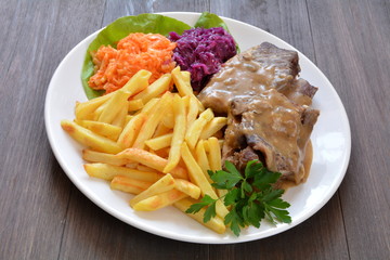 żeberka wieprzowe z frytkami i surówkami