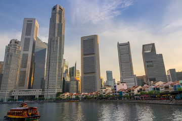 Fototapeta premium Sunset on the Quay of Singapore with Skyscrapers
