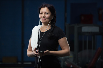 Senior woman in the gym. close-up. copy space.