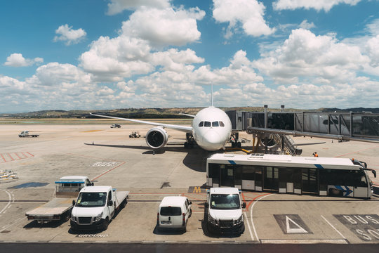 Airplane on a Runway with car fleet