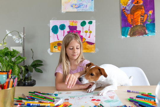 Child drawing with color pencils