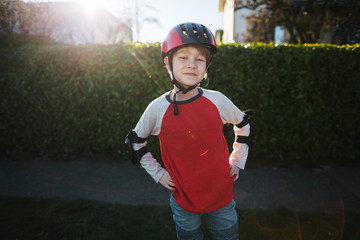 Kid wearing bike gear and helmet.