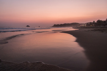 Cr&eacute;puscule magnifique sur la plage de Zipolite, Oaxaca, Mexique. 