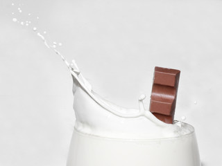 Schokoriegel in Milch Splash