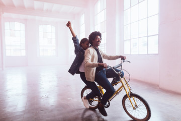Funny couple with bike.